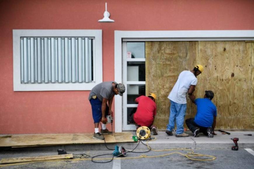 'Se pronostica que Michael será un huracán de gran intensidad [categoría 3 de 5] al tocar tierra en Florida', indicó el gobernador Rick Scott, y ratificó los 'riesgos de vida' que señalados por el gobernador.