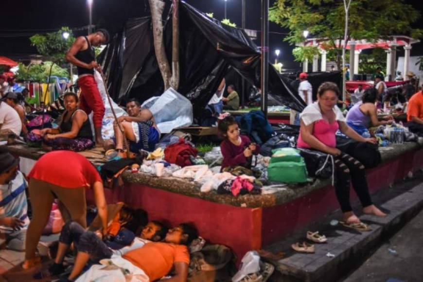 'Mañana descansados, a las 5 de la mañana, se puede avanzar y llegar a un lugar que se llama Mapastepec', informó Irineo Mujica, presidente de Pueblo sin Fronteras, en un mensaje que transmitió por megáfono a centenares de migrantes que pernoctaron en la plaza central.