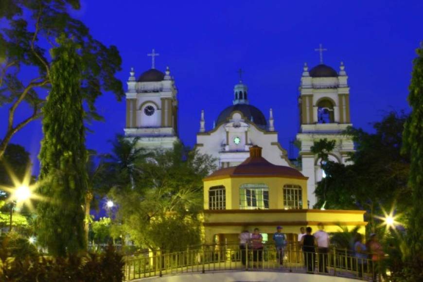 Una postal de San Pedro Sula donde se aprecia la catedral San Pedro Apóstol.