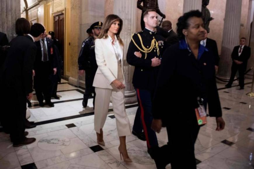 Melania rompió con la tradición y viajó sola con su caravana desde la Casa Blanca hasta el Congreso, alimentando los rumores de una supuesta crisis matrimonial tras el escándalo de la supuesta infidelidad del magnate con Stormy Daniels, una actriz de cine para adultos.