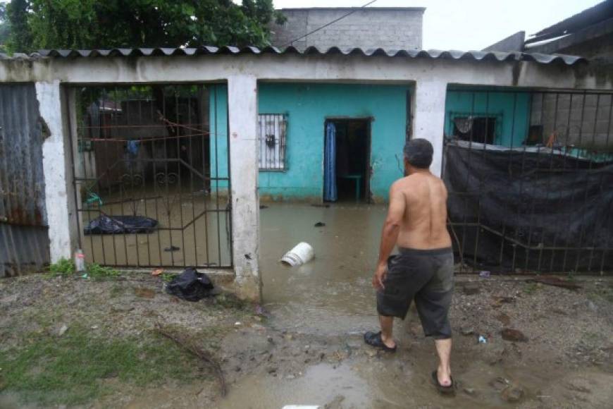 El agua se metió a las viviendas de la colonia Jerusalén de San Pedro Sula.