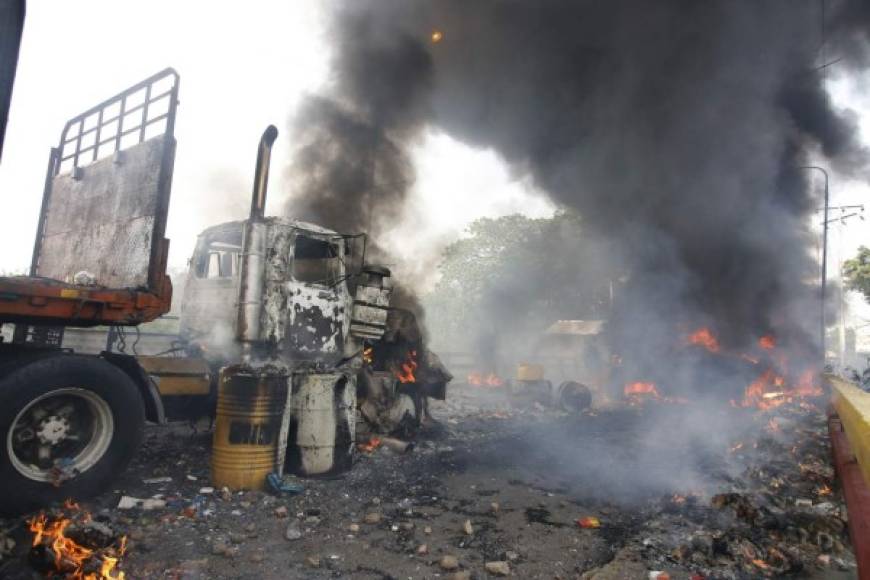 En ese punto también fueron incendiados dos camiones que transportan la ayuda gestionada por el opositor Juan Guaidó.