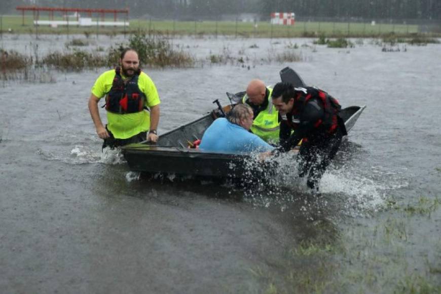 Los servicios de emergencia de Carolina del Norte luchaban este viernes por rescatar a cientos de personas bloqueadas en sus casas por las inundaciones.