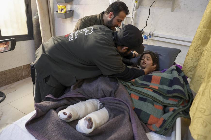 La agencia de respuesta a catástrofes AFAD informó de las muertes, así como de casi 300 hospitalizaciones, mientras que en Siria el grupo de ayuda Cascos Blancos indicó que al menos 150 personas habían resultado heridas en la región de Alepo.
