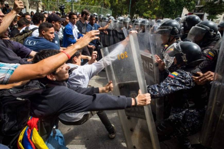 La Policía explicó que impedían la marcha debido a que no habían solicitado autorización para marchar por las calles de Caracas, un argumento que los jóvenes rebatieron al señalar que eso no está establecido en la Constitución.