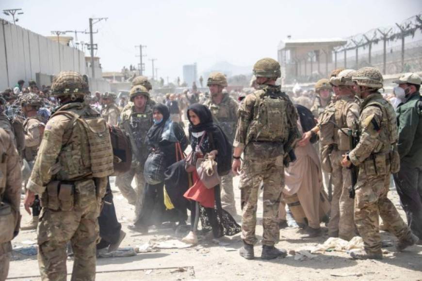 En tanto, tropas estadounidenses y de la OTAN mantienen el control del aeropuerto acelerando la evacuación de sus ciudadanos y los afganos tras el ultimátum de los talibanes.