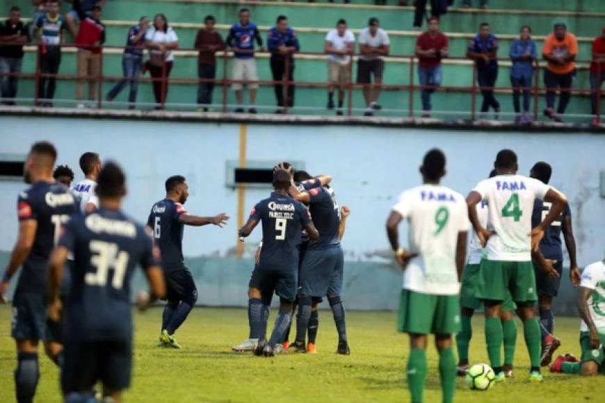 Los jugadores del Motagua celebrando el gol de Sergio Peña, 1-0, contra el Juticalpa.