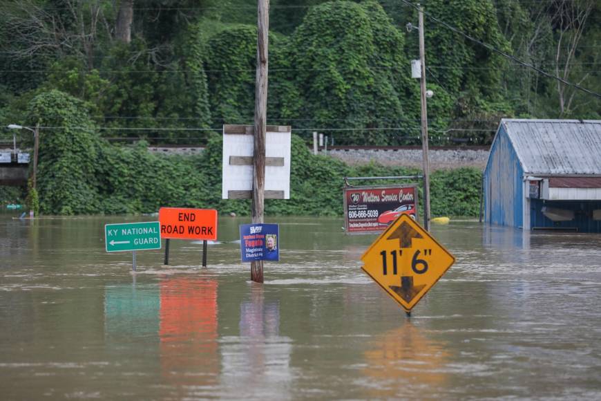El presidente Joe Biden emitió una declaración de desastre por las inundaciones, lo que permite que la ayuda federal complemente las operaciones de rescate y recuperación estatales y locales.