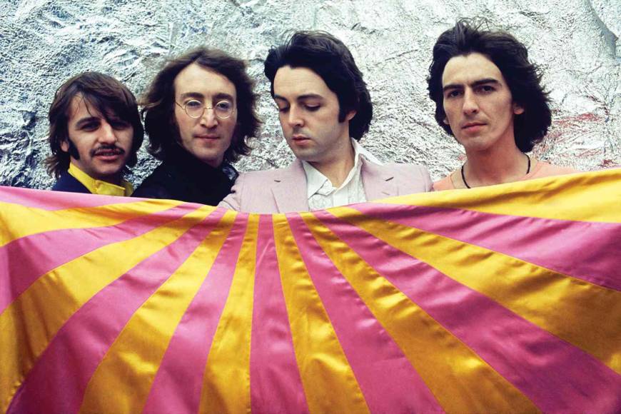 En 1964, los Beatles llegaron por primera vez a los Estados Unidos y esto fue un acontecimiento sin precedentes. Una multitud de 3 mil fanáticos los recibió en el aeropuerto de Nueva York y días después, más de 13 millones de personas acompañaron la breve participación de la banda en el programa Ed Sullivan Show.