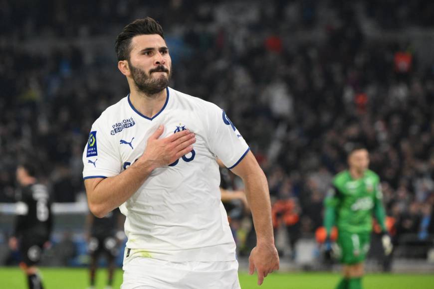 La casa familiar del futbolista bosnio está ubicada en la localidad costera de Cassis, en la periferia este de Marsella. Los asaltantes entraron cuando Sead Kolasinac estaba jugando con su club.