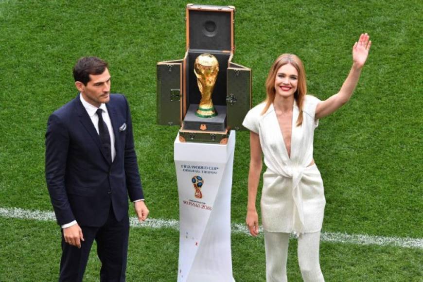 'La gente de Rusia está muy emocionada por dar la bienvenida a la Copa Mundial de la FIFA. Me enorgullece representar a mi país', dijo la supermodelo.