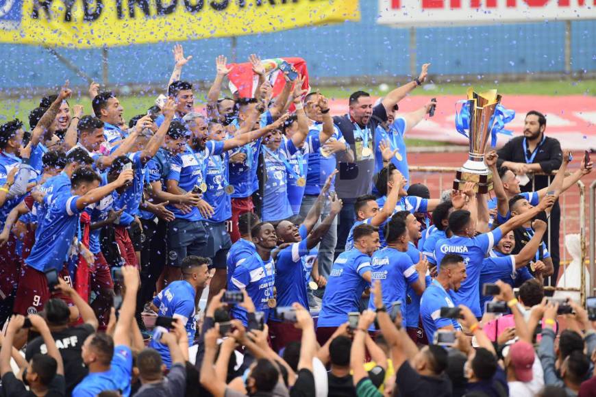 El Fútbol Club Motagua se consagró la tarde de este domingo como el nuevo campeón del fútbol hondureño. Los azules perdieron 2-0 ante Real España, pero con un global de 3-2 son los campeones.