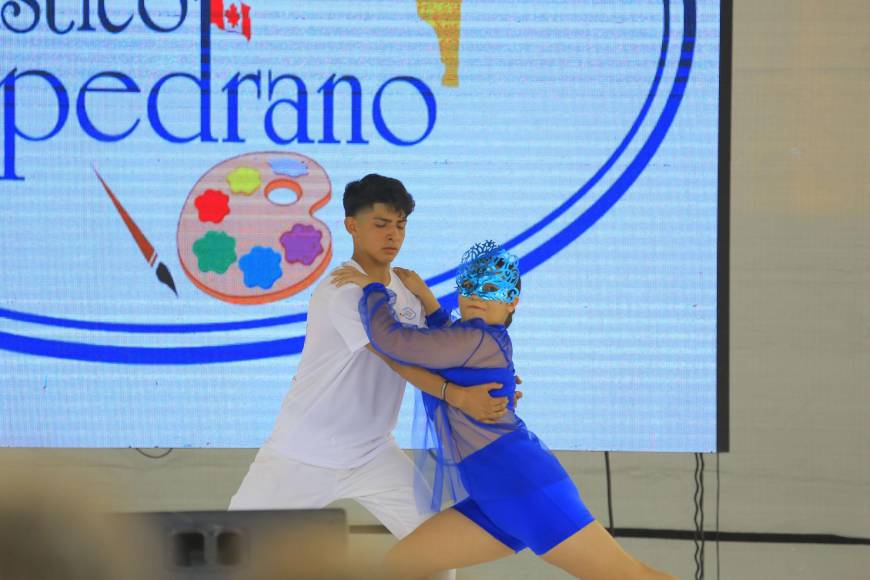 El evento, organizado por la Municipalidad de San Pedro Sula y Unidos por la Danza, se realizó de forma gratuita, y cientos de sampedranos se reunieron en el recinto para disfrutar del talento de más de 900 bailarines. 