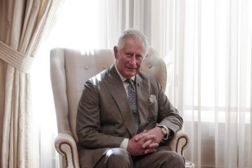 Príncipe Carlos<br/>Padre del novio<br/>El heredero al trono, de 69 años, sigue en la recámara habiendo ya superado la edad de jubilación. Su cuento de hadas con la princesa Diana de Gales se esfumó y acabó en divorcio. Ha combinado sus labores caritativas con su interés en la arquitectura y el medio ambiente.