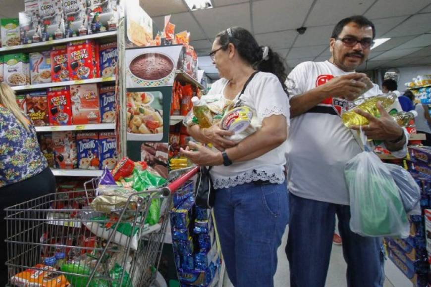 '¡Estamos felices porque tenemos mercado acá, en Venezuela no hay nada! No hay ni medicinas para los niños, se están muriendo los niños. La cúpula es la que tiene comida. Eso es mentira que el presidente (Nicolás Maduro) dice que hay comida, mentira', dijo Tulia Somaza, exaltada y entre los aplausos de sus compatriotas, que abarrotaban un supermercado en Cúcuta.