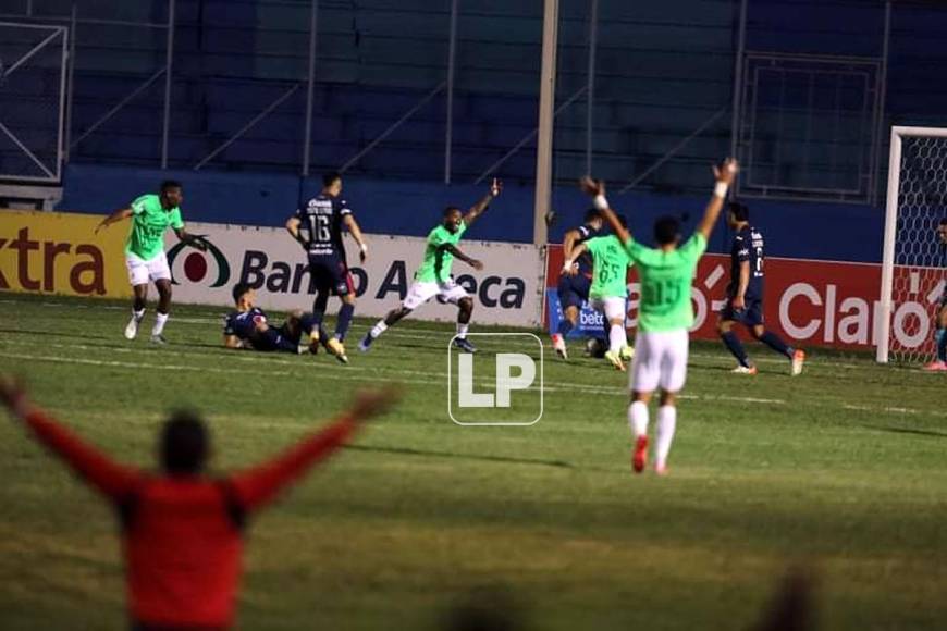 Los jugadores de Marathón reclamando y pidiendo un penal a su favor tras la mano de Marcelo Pereira en el área de Motagua. Errorazo arbitral al no señalar la pena máxima.