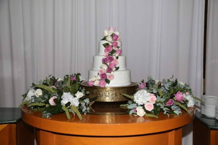 El pastel fue adornado con rosas en tonos lila, morado y marfil, a tono con la ornamentación de la estancia de fiesta.