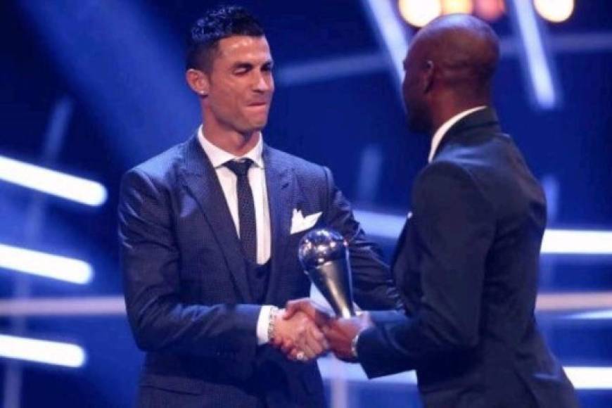 Así reaccionó Cristiano Ronaldo cuando David Suazo le entregaba el reconocimiento.