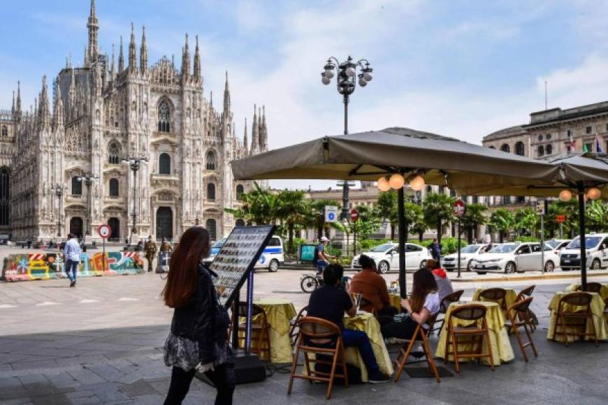 Desde hoy, los italianos pueden volver a ir a los restaurantes y cafés guardando la distancia de un metro entre los clientes o colocando barreras separadoras y con el uso de una máscara al levantarse de la mesa, sin menús de papel y con la necesidad de reservar.