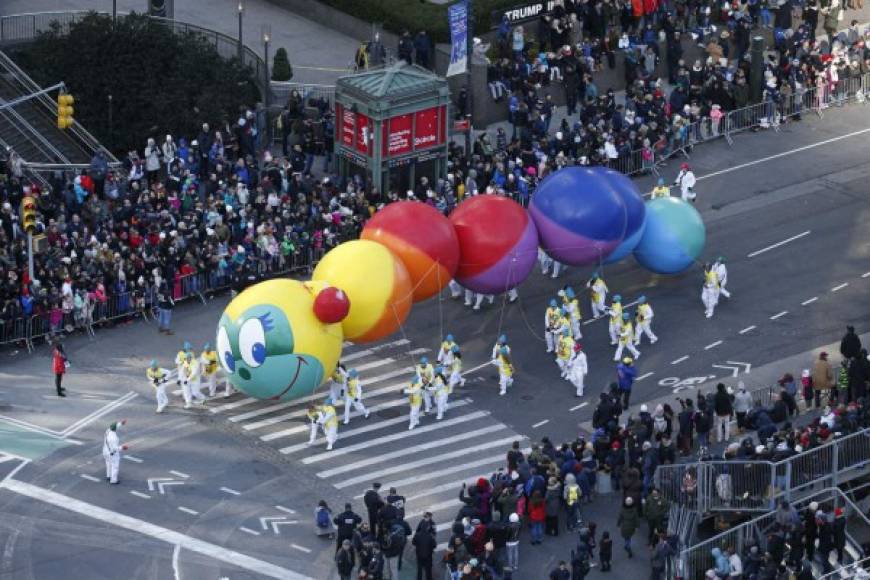 El desfile, muy concurrido, lo completaron 26 carrozas, 1,200 bailarines y portadores de los inflables, más de 1,000 payasos y 11 bandas de música.