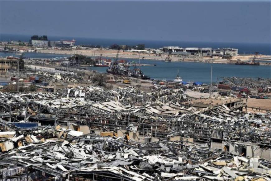 Líbano recibe muestras de solidaridad de la comunidad internacional mientras se enfrenta a las consecuencias de la devastadora explosión que este martes arrasó el puerto de Beirut, el principal del país, y que hasta el momento ha causado 100 muertos y más de 4.000 heridos, según la Cruz Roja.