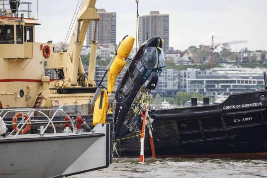 Cae helicóptero en río Hudson de Nueva York y piloto se salva de milagro