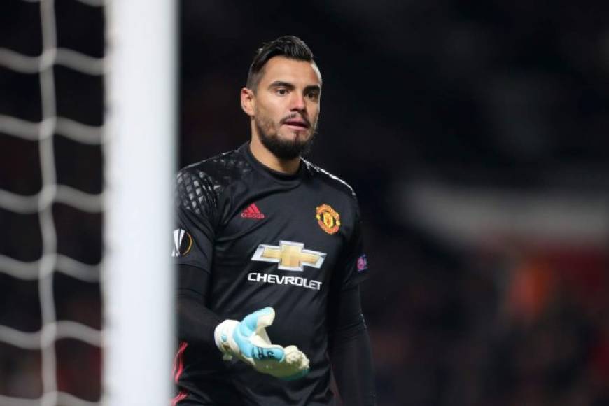 Sergio Romero no cuenta con minutos en el Manchester United y, como otros muchos jugadores, podrían cambiar de aires en enero para no ver peligrar su participación en el Mundial de Rusia este próximo verano. “Sergio tiene ofertas de la Premier League, Argentina y España”, añadió una fuente cercana al portero argentino.