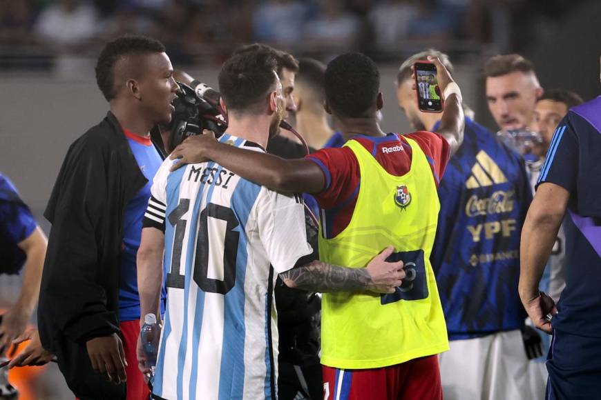 El defensa panameño Kevin Galván, que le hizo la fuerte falta a Messi, le pidió una selfie al capitán argentino al final del partido.