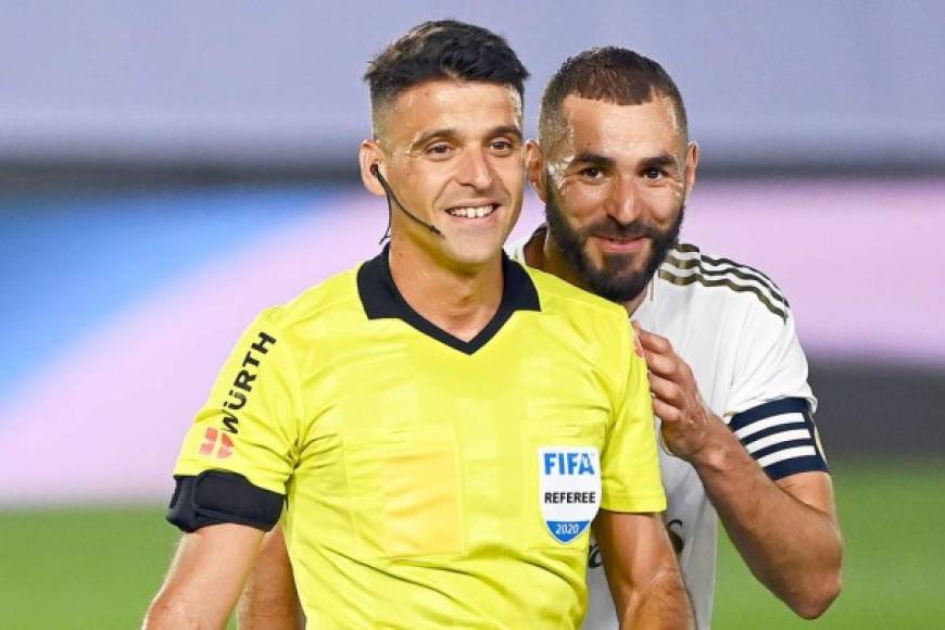 ¿Qué le dijo? Karim Benzema hizo reír al árbitro Jesús Gil Manzano en un momento del partido.