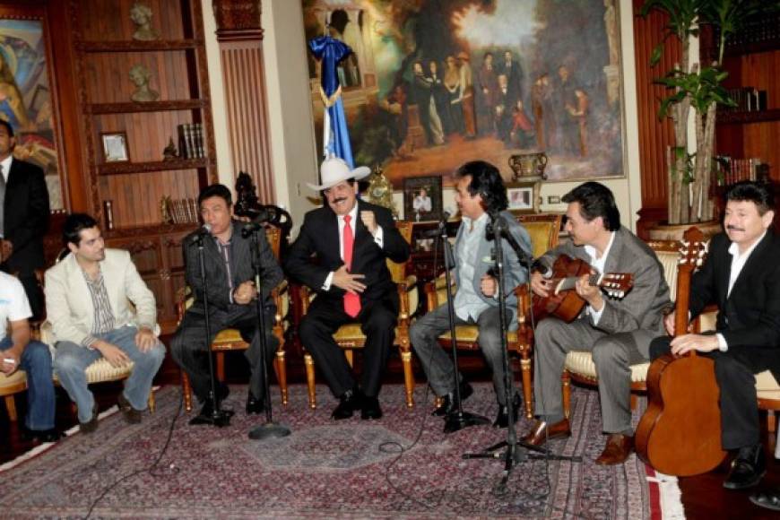 En julio de 2009 poco antes de su destitución del poder recibió a Los Tigres del Norte en Casa Presidencial quienes le cantaron 'Jefe de jefes'.