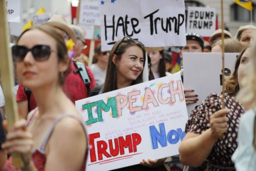 Abundaban también los globos naranjas con el lema 'Stop Trump', así como los eslóganes feministas.