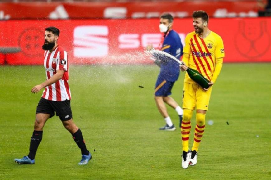 Gerard Piqué celebró con la botella de champagne en el campo ante los jugadores del Athletic de Bilbao. ¿Provocación?