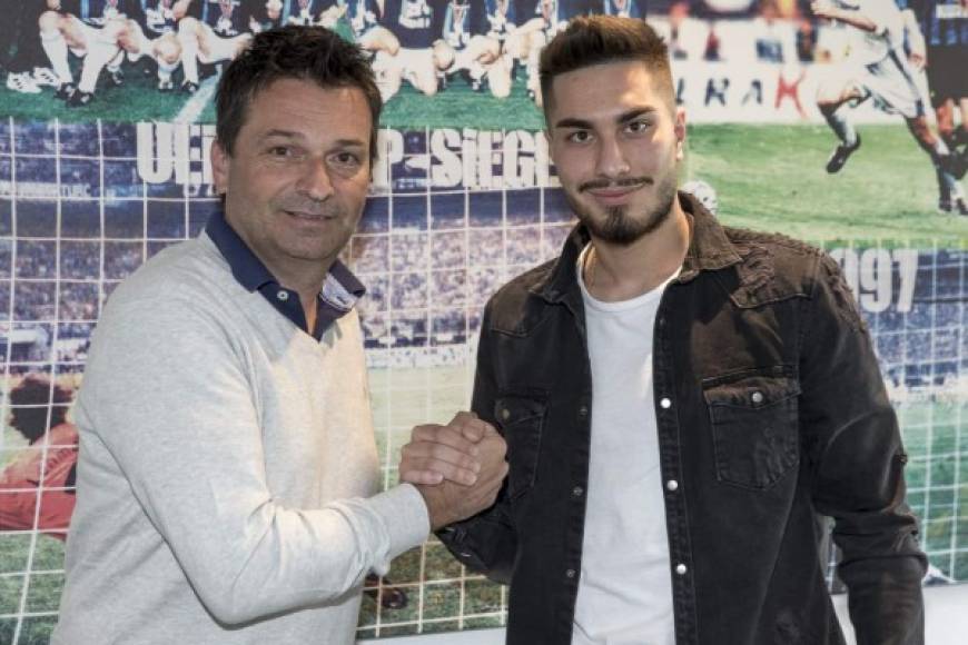 El Schalke 04 ha concretado este viernes un nuevo fichaje con vistas a la siguiente temporada. El cuadro alemán ha anunciado a través de sus canales oficiales la llegada de Suat Serdar procedente del Mainz 05. Foto Twitter Schalke 04