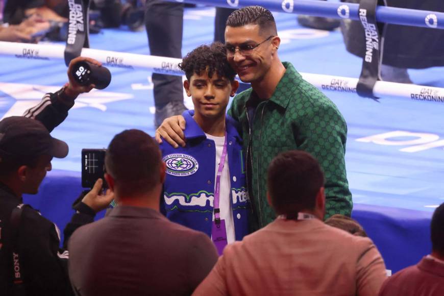 Cristiano Ronaldo y su hijo asistieron a una velada de boxeo en Arabia Saudita.