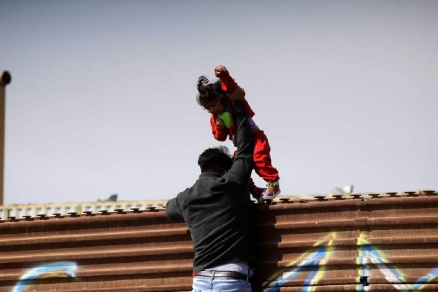 '¡Sí se puede!' atravesar cualquier muro, aseguran desafiantes algunos mexicanos frente a la frontera con Estados Unidos, donde este martes el presidente Donald Trump supervisará los prototipos de la nueva muralla con la que pretende seguir alejándose de México, tanto en la cartografía como en la diplomacia.