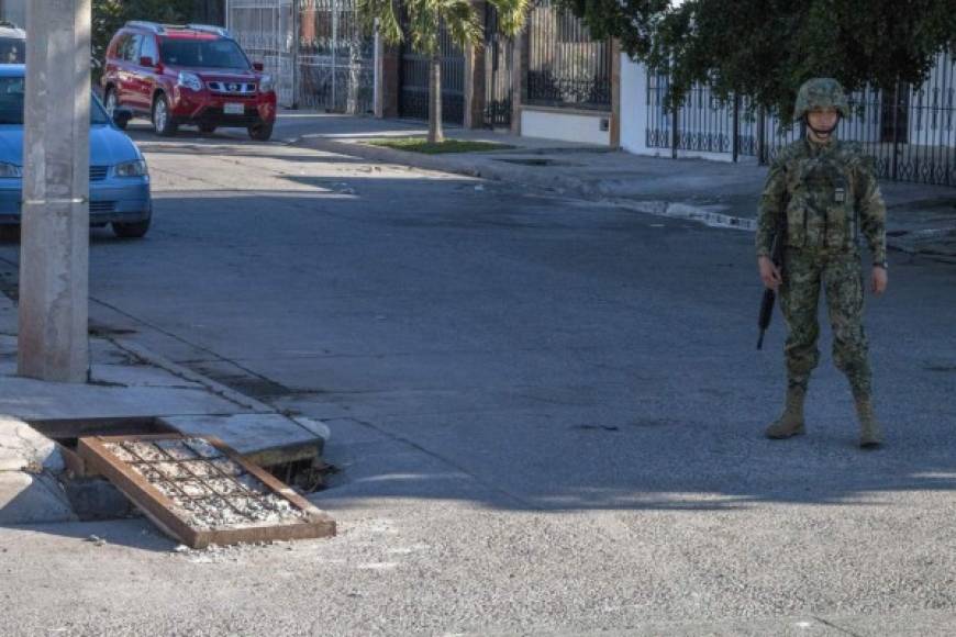 Marines montan guardia en 09 de enero 2016 fuera de la casa en la que cinco sicarios murieron en la operación militar que dio lugar a la reconquista de Joaquín 'El Chapo ' Guzmán.<br/>