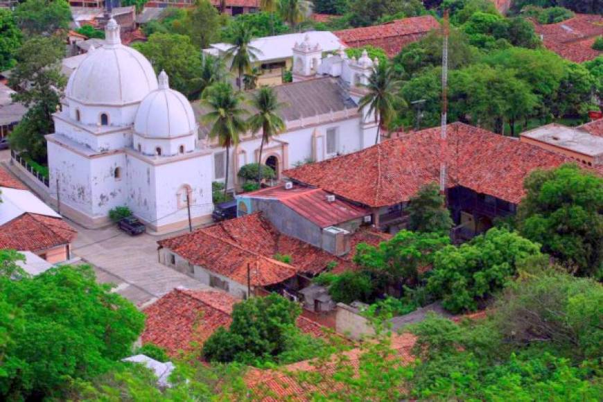 Pespire, que recibió categoría de municipio en 1794 y título de ciudad el 18 de febrero de 1929, es una de las ciudades más pintorescas del departamento de Choluteca que ha impulsado el turismo y el comercio de la región. El reconocimiento de la comunidad se expande por el territorio nacional por su amplia cosecha del mango pespire, además de la producción de caña de azúcar, granos básicos y hortalizas. Una caminata en este centro urbano puede ser una experiencia muy placentera no solo por tratarse de un lugar tranquilo, sino por la estructura colonial en la que sobresalen sus calles angostas y empedradas, una iglesia con una cúpula única construida en el siglo XIX, una ermita que data desde el siglo XX y donde descansan los restos de importantes personalidades de la época colonial, casas antiguas y frondosos árboles de mango.