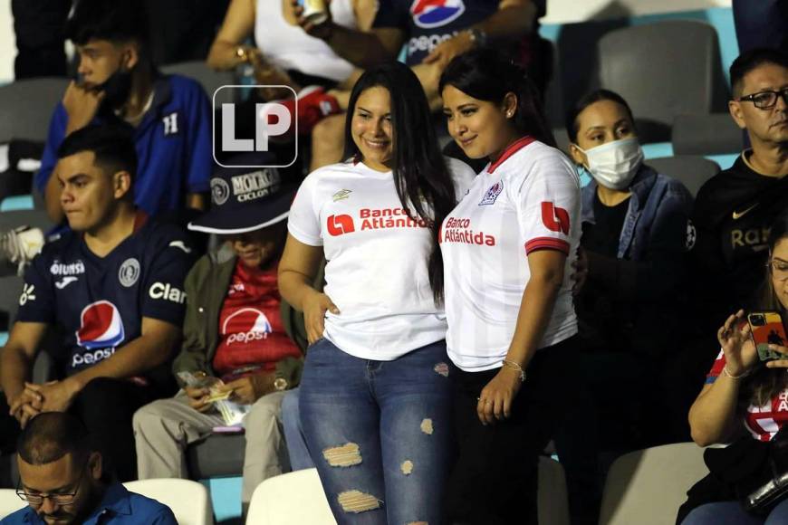Estas dos bellas aficionadas del Olimpia robaron miradas en el Clásico ante Motagua.