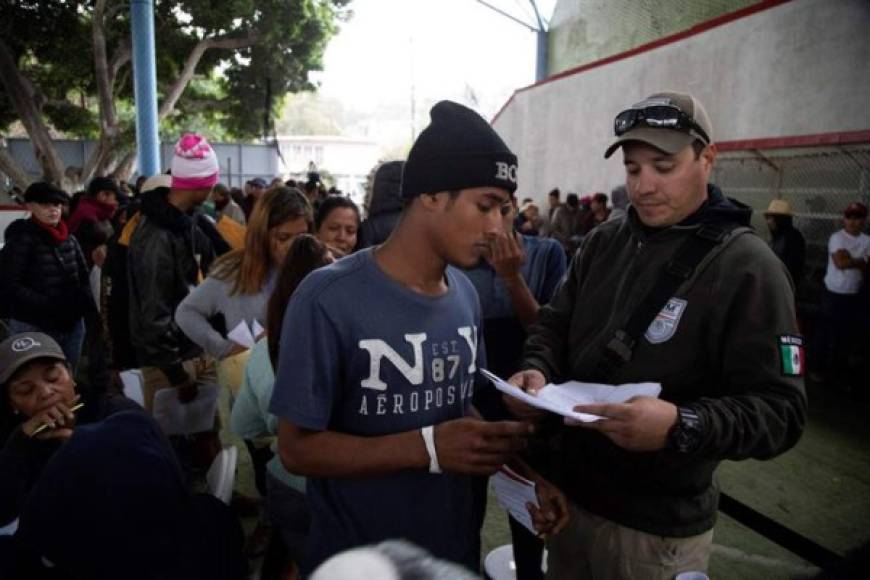 En tanto, las autoridades mexicanas han comenzado a otorgar permisos de permanencia temporal para los migrantes ubicados en los albergues.