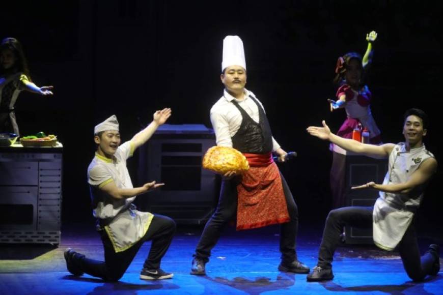 El musical coreano mostró una de sus comidas más populares, el bibimbap, que incluye una variedad de vegetales sazonados, carne de res, huevo frito, aceite de sésamo y pasta de pimiento rojo.