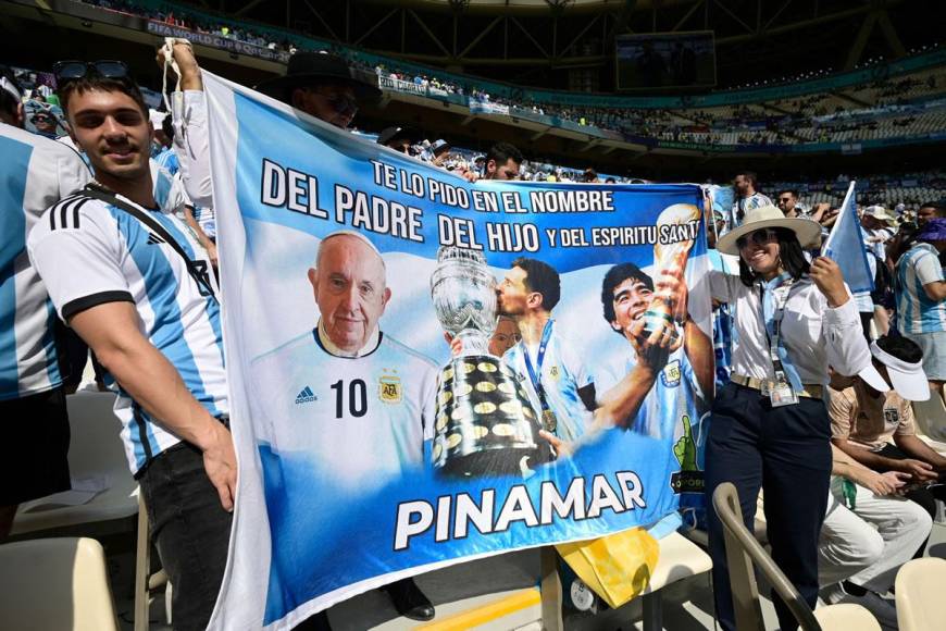 El Papa, Messi y Maradona, así apoyaron los argentinos a su selección.