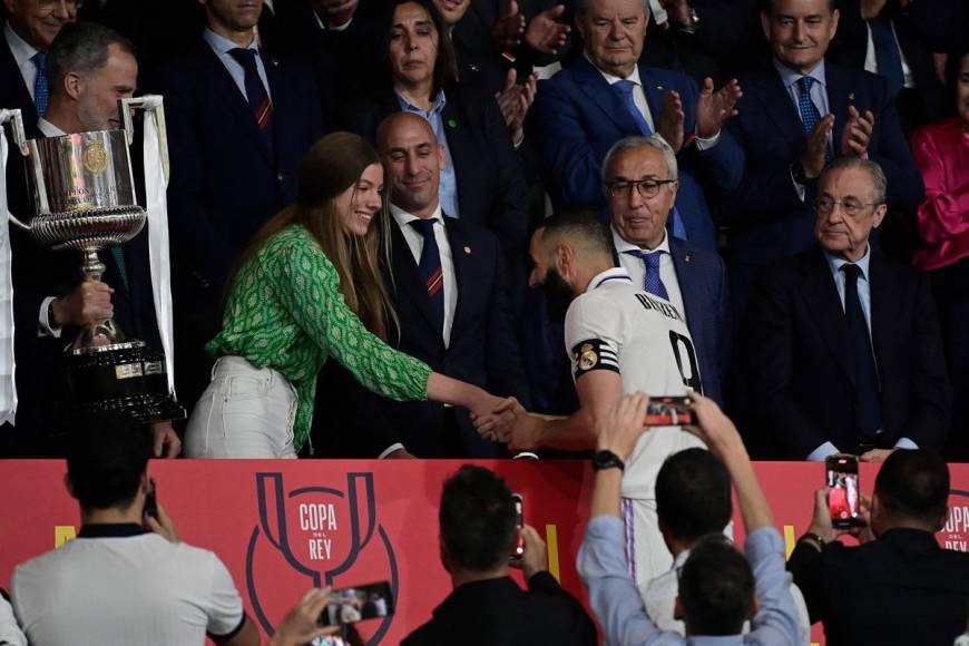 Karim Benzema saludando a la Princesa Sofía de España junto al Presidente de la Federación Española de Fútbol, Luis Rubiales, y el Rey Felipe VI, quien le entregó el trofeo.