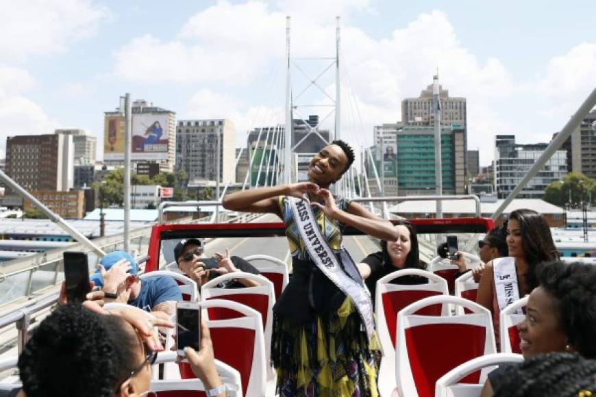 La nueva Miss Universo, originaria de la provincia de Cabo Oriental (sureste), asistirá al discurso anual del presidente sudafricano, Cyril Ramaphosa, a la nación. 'Quiero ver si tiene un programa para las mujeres', explicó Zozibini Tunzi.