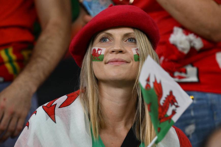 Esta bella aficionada de Gales robó la atención de los muchos hinchas presentes en el Estadio Al Rayyan.