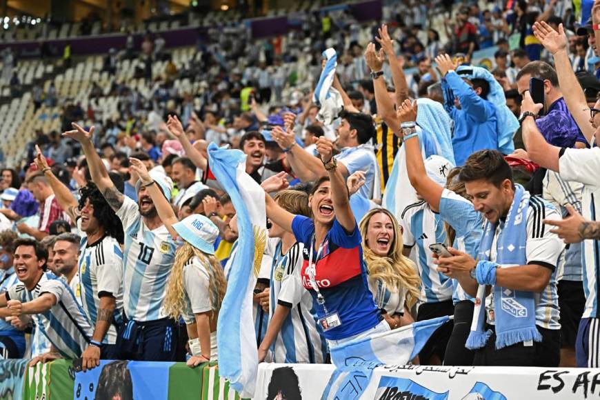 Aficionados argentinos cantando cánticos de la selección albiceleste en el estadio Lusail.