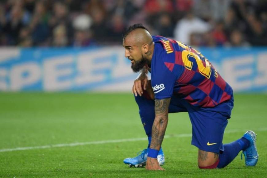 Arturo Vidal: El mediocampista chileno aparece en la lista de los que se podrían marchar en el 2020 del Barcelona. Diario Marca señala que en el equipo catalán pretenden hacer caja con el volante sudamericano.