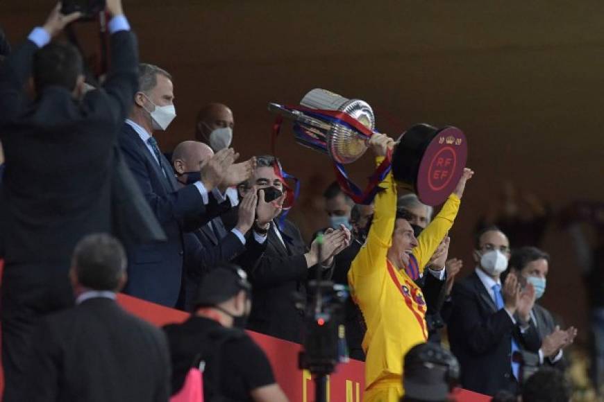 Messi alzando el trofeo de la Copa del Rey mientras el Rey Felipe aplaude.