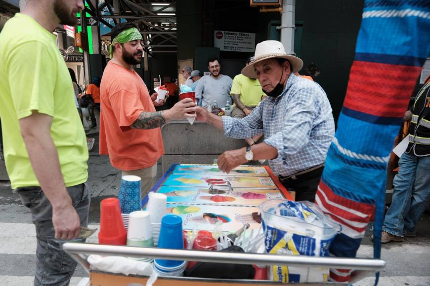 Las advertencias sobre calor excesivo continúan hoy, en efecto, en zonas del noroeste de Arizona incluidos Marble Canyon, Glen Canyon y Grand Canyon, y Phoenix cumple este martes 16 días con marcas por encima de los 43 grados Celsius (110 F).