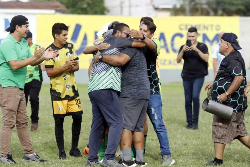 La entrenador del CD San Juan, Jacobo Sabillón, celebró en la cancha con su cuerpo técnico, jugadores y aficionados.
