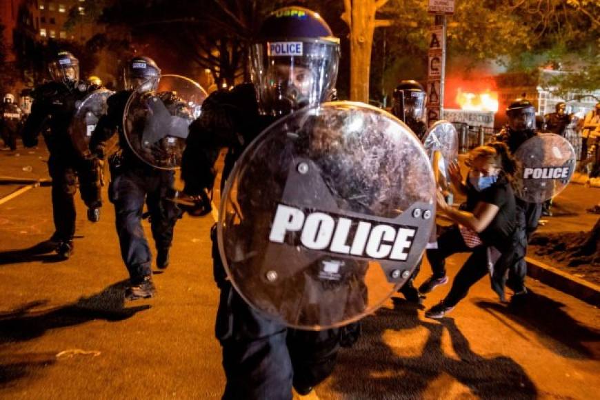 Indignación en EEUU por blanda respuesta policial al asalto en el capitolio